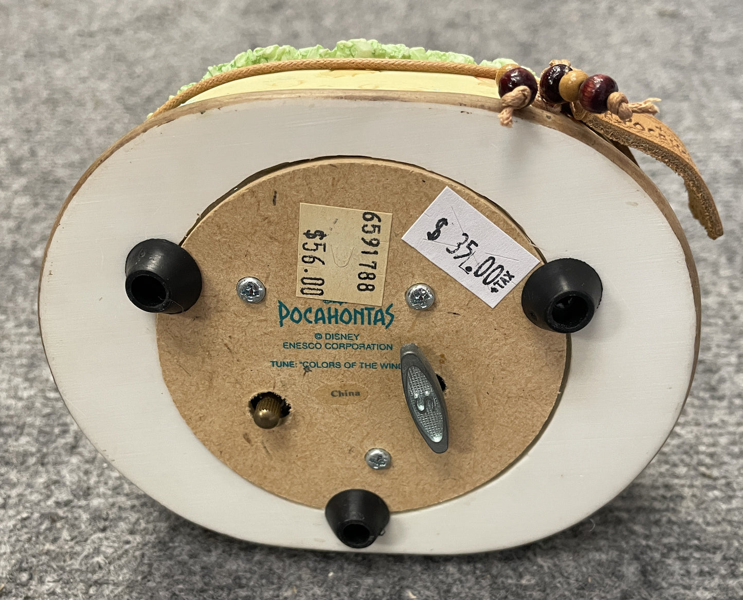 POCAHONTAS & MEEKO music box - Plays 'Colors of the Wind'