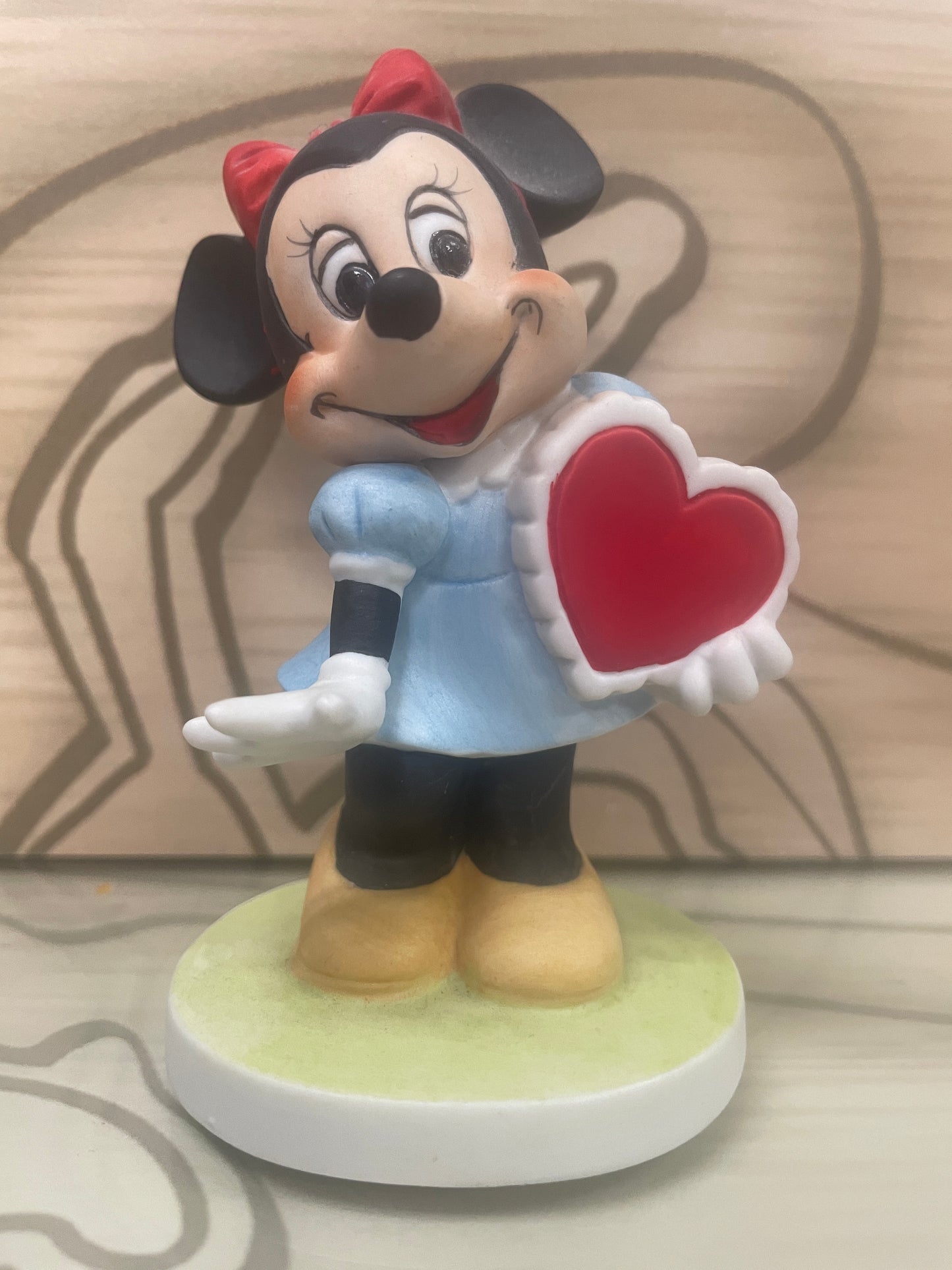 Minnie Mouse 4" Bisque Statue / Figurine  - with Heart - Walt Disney Productions